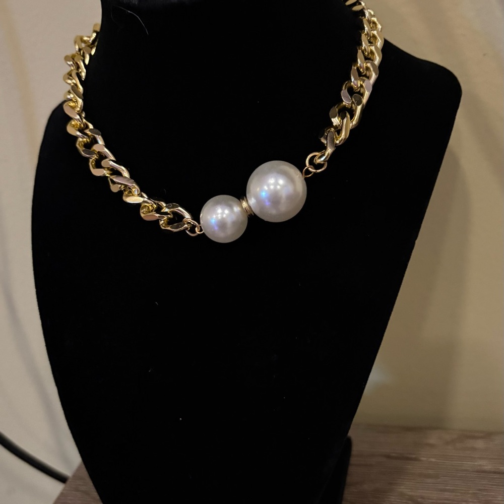 Elegant Gold and Pearl Necklace